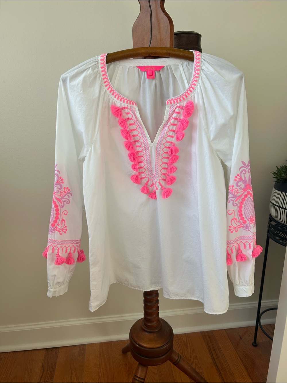 Lilly Pulitzer White Tunic with Hot Pink Embroidery and Tassels EUC Size Small